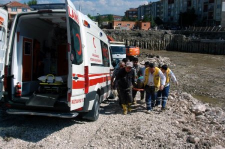 7 Metre Yükseklikten Arkadaşının Üzerine Düştü