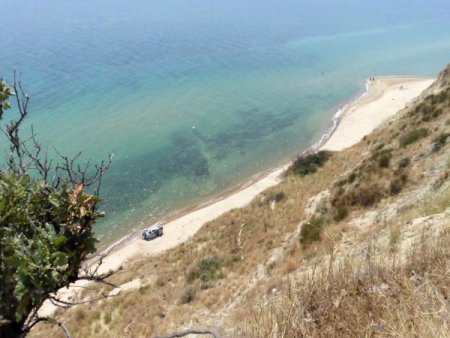 70 Metrelik Uçurumdan Düşen Otomobilden Yaralı Kurtuldular