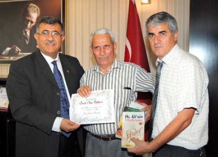 70 yaşındaki terzi Manavgat'ın 'örnek okur'u seçildi