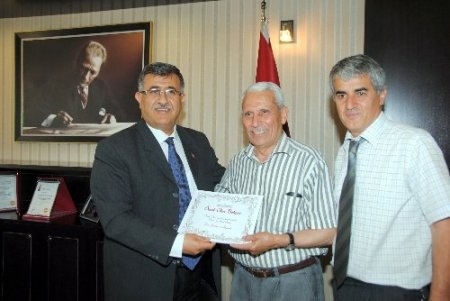 70 yaşındaki terzi Manavgat'ın 'örnek okur'u seçildi