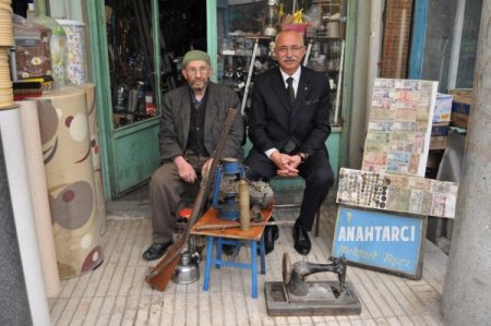 '70 yıllık tarihi eşyalarını sanat evine bağışladı'