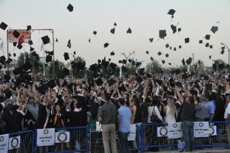 70’li yıllardaki üniversite hayalini 62 yaşında gerçeğe dönüştürdü