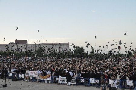 70’li yıllardaki üniversite hayalini 62 yaşında gerçeğe dönüştürdü