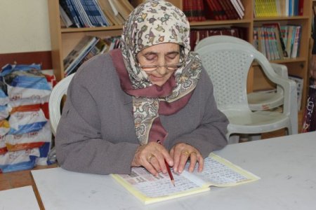72 yaşındaki Melek ninenin okuma azmi