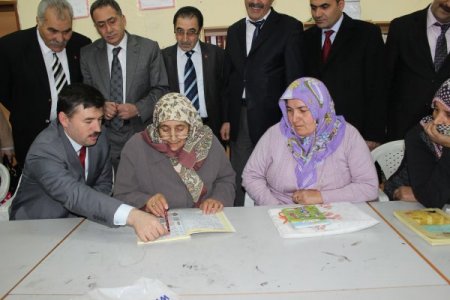 72 yaşındaki Melek ninenin okuma azmi