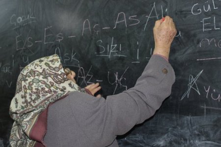 72 yaşındaki Melek ninenin okuma azmi