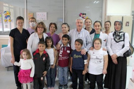 72'lik böbrekle hayata tutunan 7 yaşındaki Esad'a kutlama