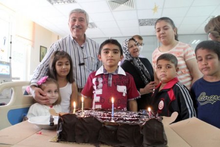 72'lik böbrekle hayata tutunan 7 yaşındaki Esad'a kutlama