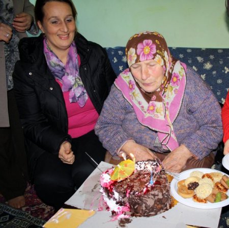 74 yaşında ilk kez doğum günü kutlandı