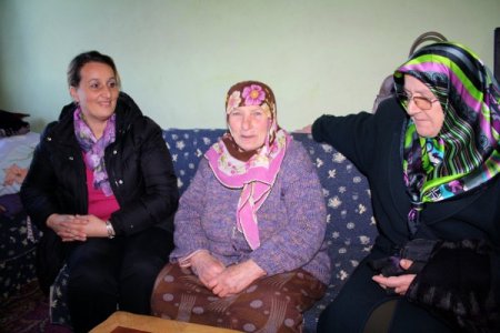 74 yaşında ilk kez doğum günü kutlandı