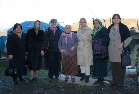 74 yaşında ilk kez doğum günü kutlandı