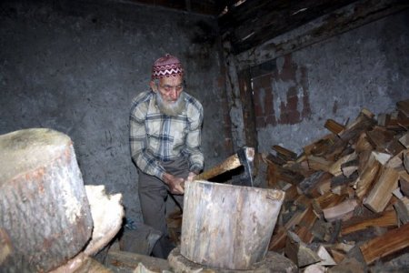 75 yaşında her gün 3 ton odun kırıyor