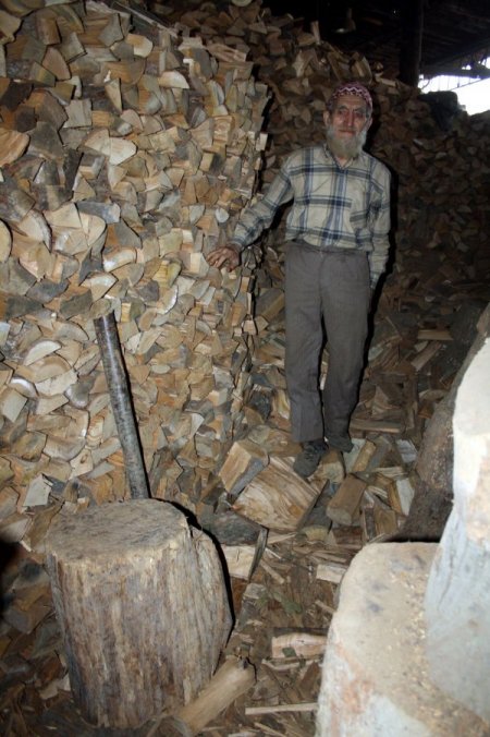 75 yaşında her gün 3 ton odun kırıyor