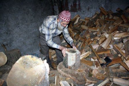 75 yaşında her gün 3 ton odun kırıyor