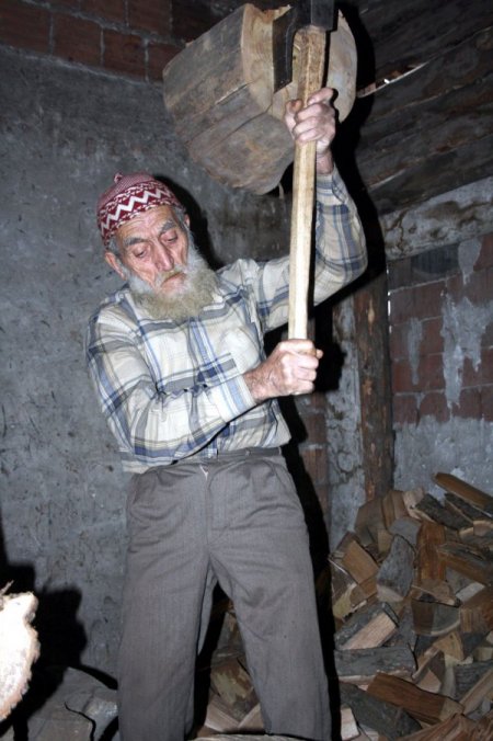 75 yaşında her gün 3 ton odun kırıyor
