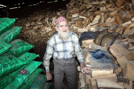 75 yaşında her gün 3 ton odun kırıyor