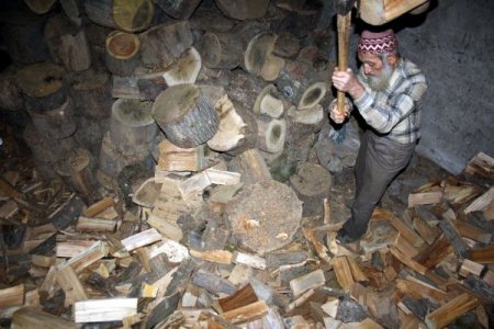 75 yaşında her gün 3 ton odun kırıyor