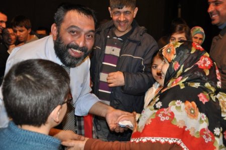 75 Yaşında İlk Kez İzlediği Safahat Oyununda Göz Yaşlarını Tutamadı