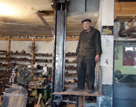 75’lik dede hurdalardan kendine asansör yaptı