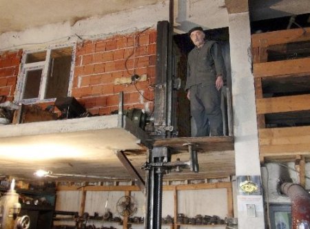 75’lik dede hurdalardan kendine asansör yaptı