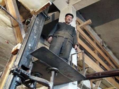 75’lik dede hurdalardan kendine asansör yaptı