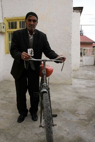 79 Yaşındaki Cemal Yoksul, 40 Yıldır Aynı Bisiklete Biniyor