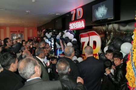 7d Sinema Siyasetçileri Heyecanlandırdı