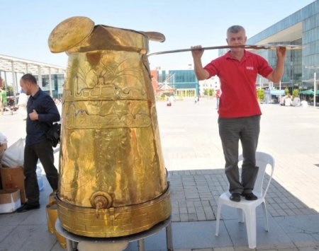 8 bin fincanlık dünyanın en büyük cezvesinden kahve içtiler