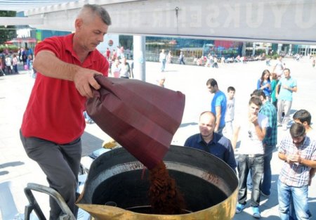 8 bin fincanlık dünyanın en büyük cezvesinden kahve içtiler
