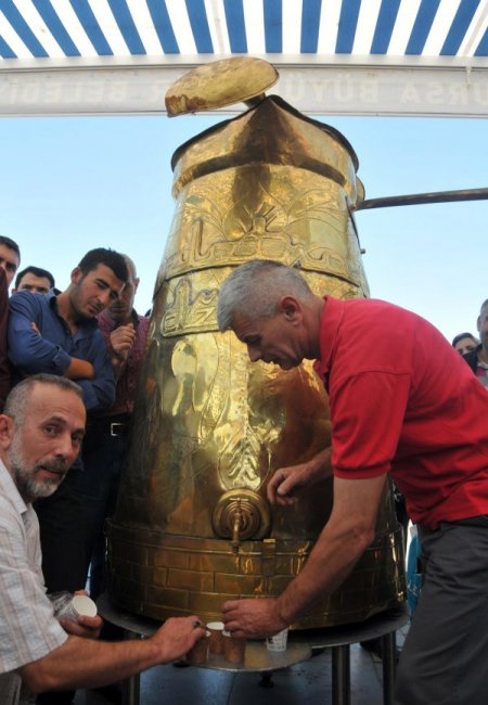 8 bin fincanlık dünyanın en büyük cezvesinden kahve içtiler