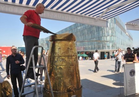 8 bin fincanlık dünyanın en büyük cezvesinden kahve içtiler