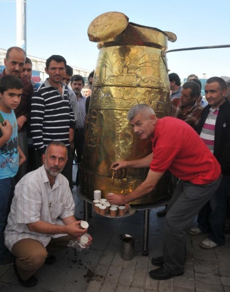 8 bin fincanlık dünyanın en büyük cezvesinden kahve içtiler