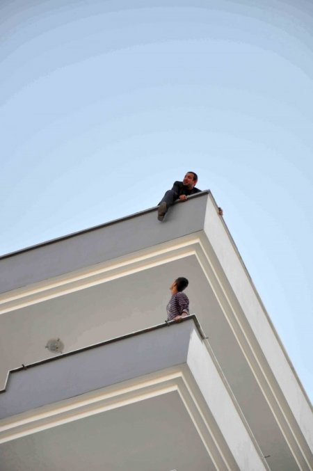 8 kattan atlamak isteyen genci emniyet müdürü ikna etti