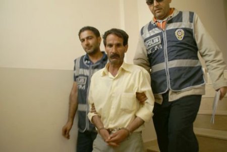 8 Yaşındaki Uyuşturucu Kuryesinin Üstünden 2 Kilo Eroin Çıktı