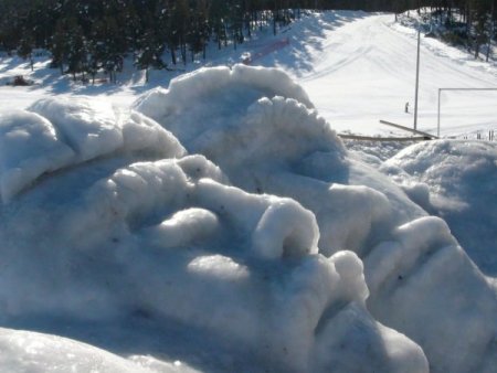 80 kamyon karla kardan şehit heykellerini yaptılar