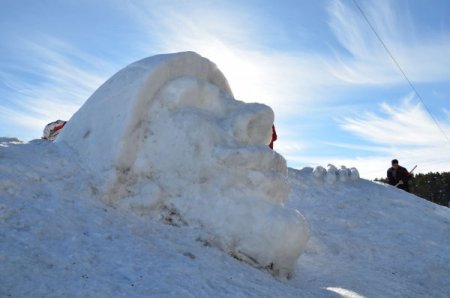 80 kamyon karla kardan şehit heykellerini yaptılar