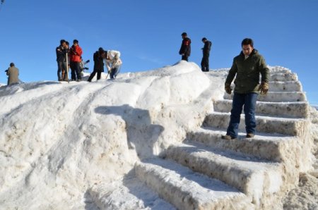 80 kamyon karla kardan şehit heykellerini yaptılar