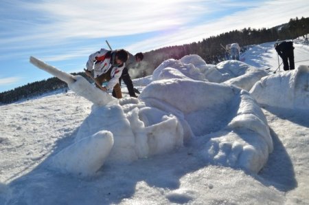 80 kamyon karla kardan şehit heykellerini yaptılar