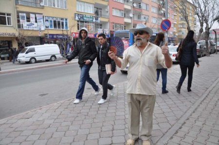 80 Yaşında Soğuk Havaya Meydan Okuyor