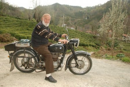 80 Yaşındaki İmam Motosikletiyle Gençlere Taş Çıkartıyor