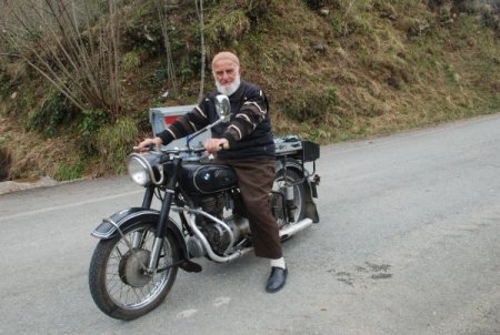 80 Yaşındaki İmam Motosikletiyle Gençlere Taş Çıkartıyor