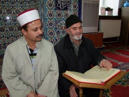 80 Yaşından Kur’an Okumayı Öğrendi Ve Hatmetti
