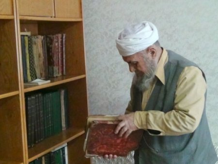 82 yaşında gözlüksüz kitap okuyor