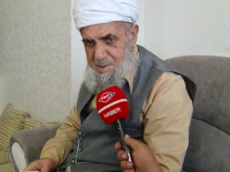 82 yaşında gözlüksüz kitap okuyor