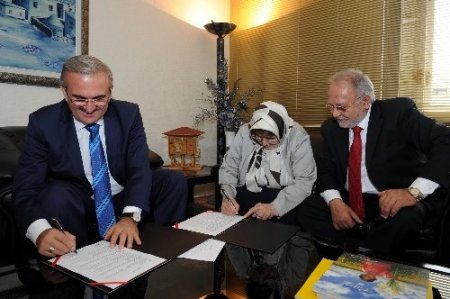 83 yaşındaki Makbule Küçükçalık, Van'a okul yaptıracak