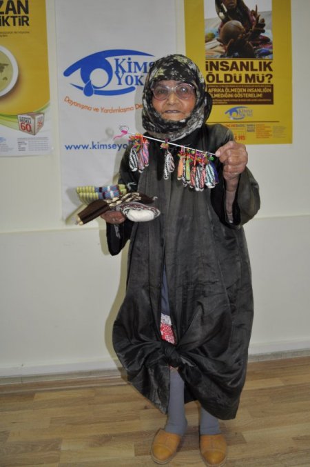 83 Yaşındaki Sultan Nine, Patik Satarak Biriktirdiği Parayı Somali'ye Gönderdi