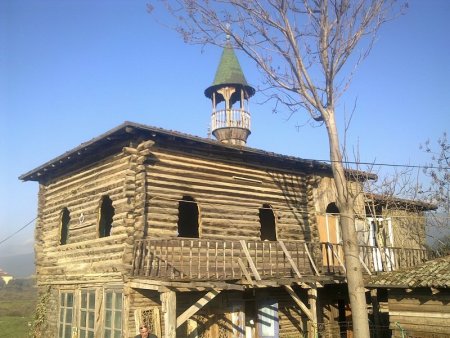 85 yıllık ahşap cami 10 yıl sonra yuvasına döndü