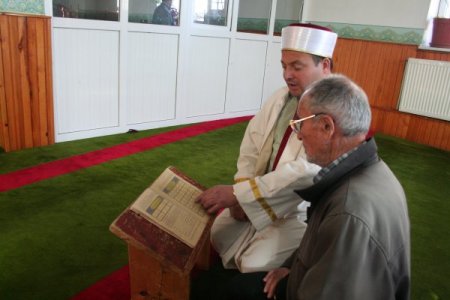 86 yaşında Kur'an okumayı öğrendi