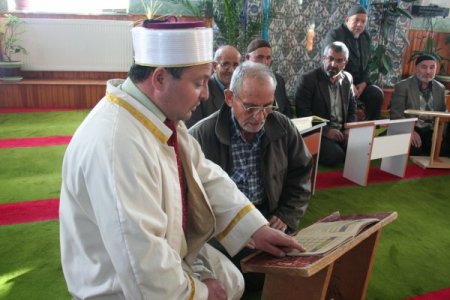 86 yaşında Kur'an okumayı öğrendi