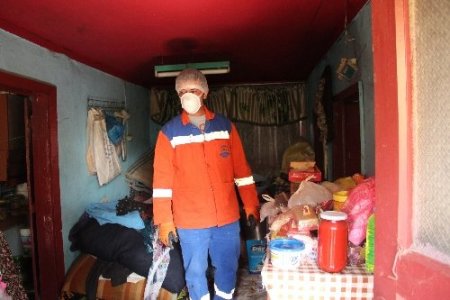 86 yaşındaki kadının evinden iki kamyon dolusu çöp çıktı